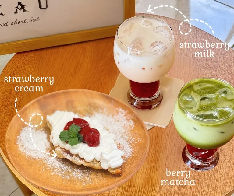 Strawberry cream croffle beside iced drinks